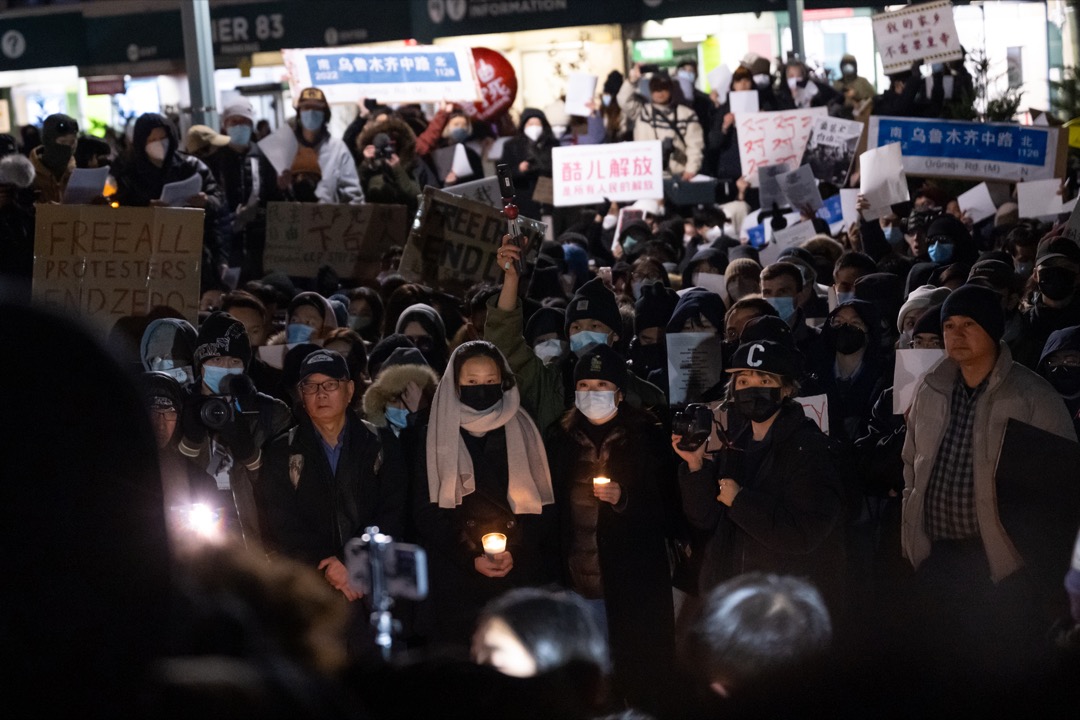 2022年11月29日,美国纽约,人们在中国大使馆外聚集,点蜡烛悼念乌鲁木齐火灾死者,并声援中国反封控运动。