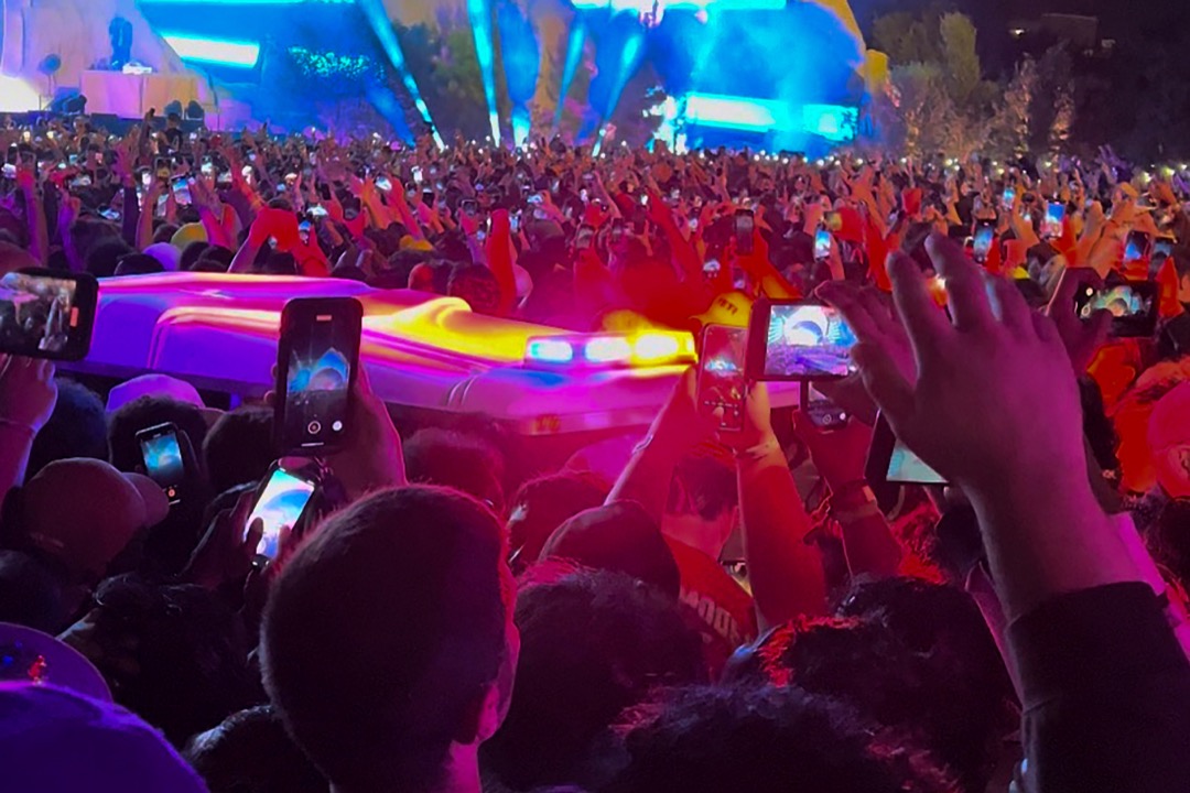 2021年11月5日，美國德州的Astroworld Festival發生了造成8人死亡的人踩人事故，那次剛好也是疫情後的第一次大型音樂會。事發後，人群讓路予救護車駛過。