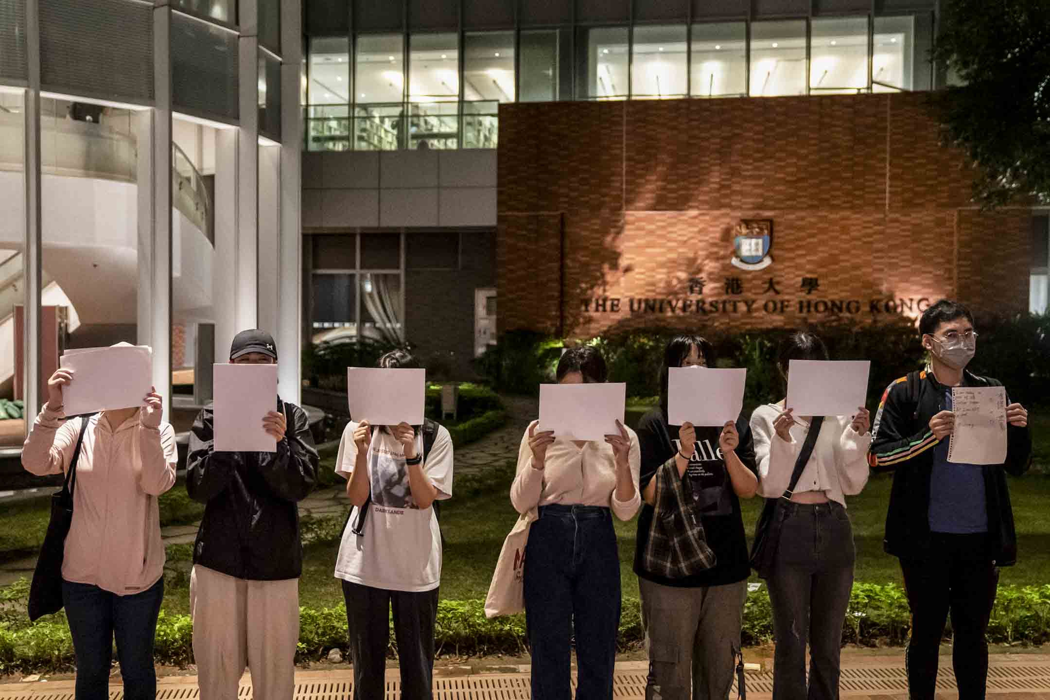2022年11月29日晚上,香港大学校园有人发起声援中国反封管抗议的行动。