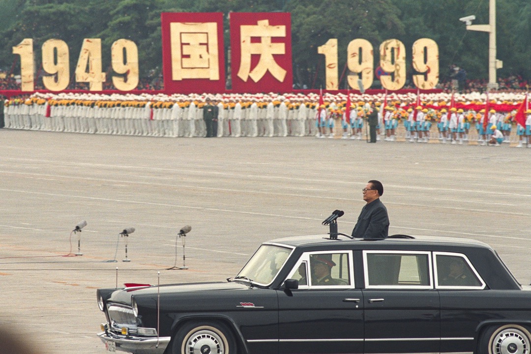 1999年10月1日,前中國國家主席江澤民在國慶日出席閱兵儀式。