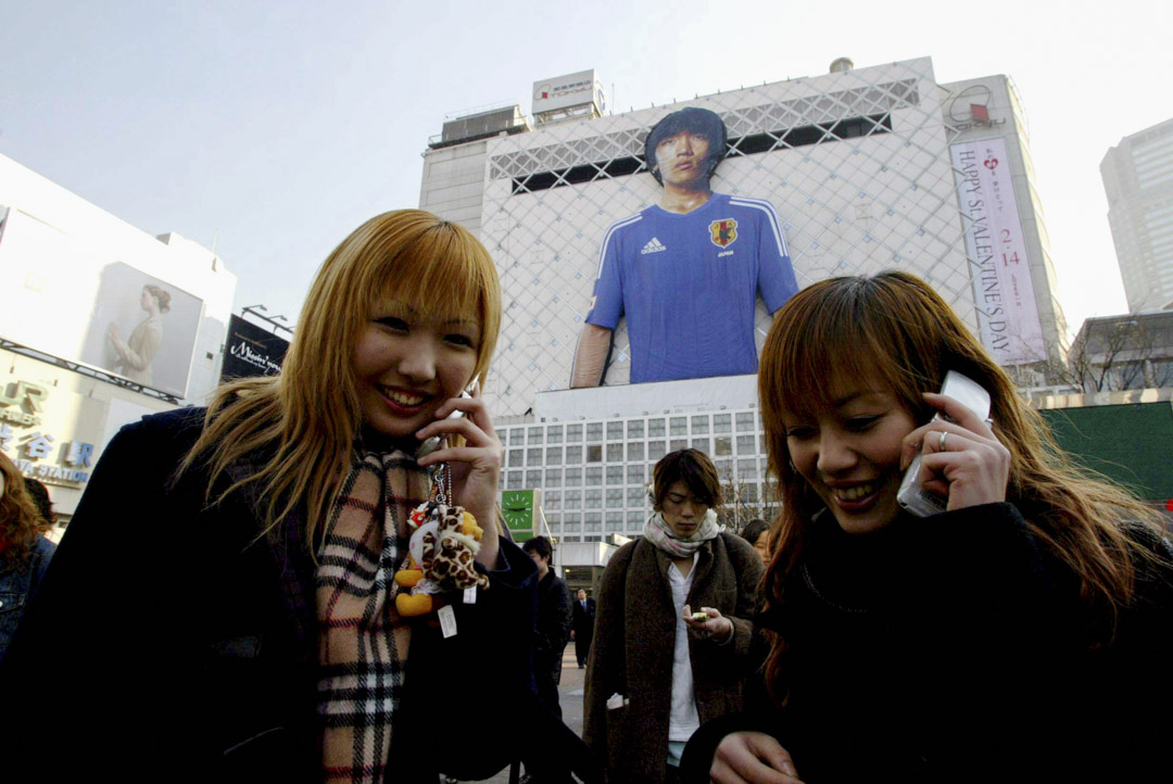 2002年2月6日,東京一家百貨商店外掛上了中村俊輔身穿2002年世界盃的隊服巨型廣告。