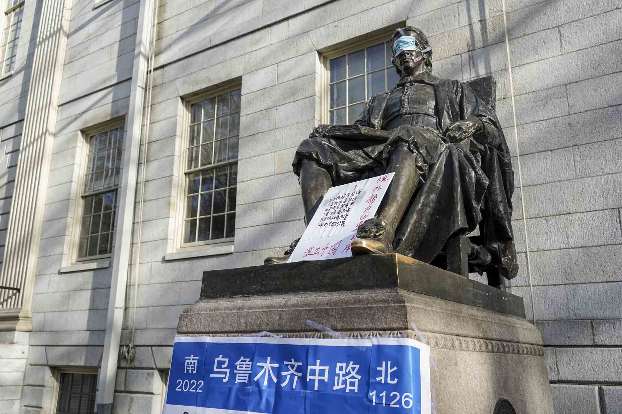 2022年11月29日,哈佛校园地标“哈佛铜像”前,有数十名学生声援中国反封管抗议的行动。