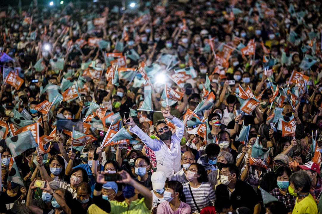 2022年11月13日,民進黨台北市市長候選人陳時中在凱道舉行造勢活動,支持者揮舞旗幟。