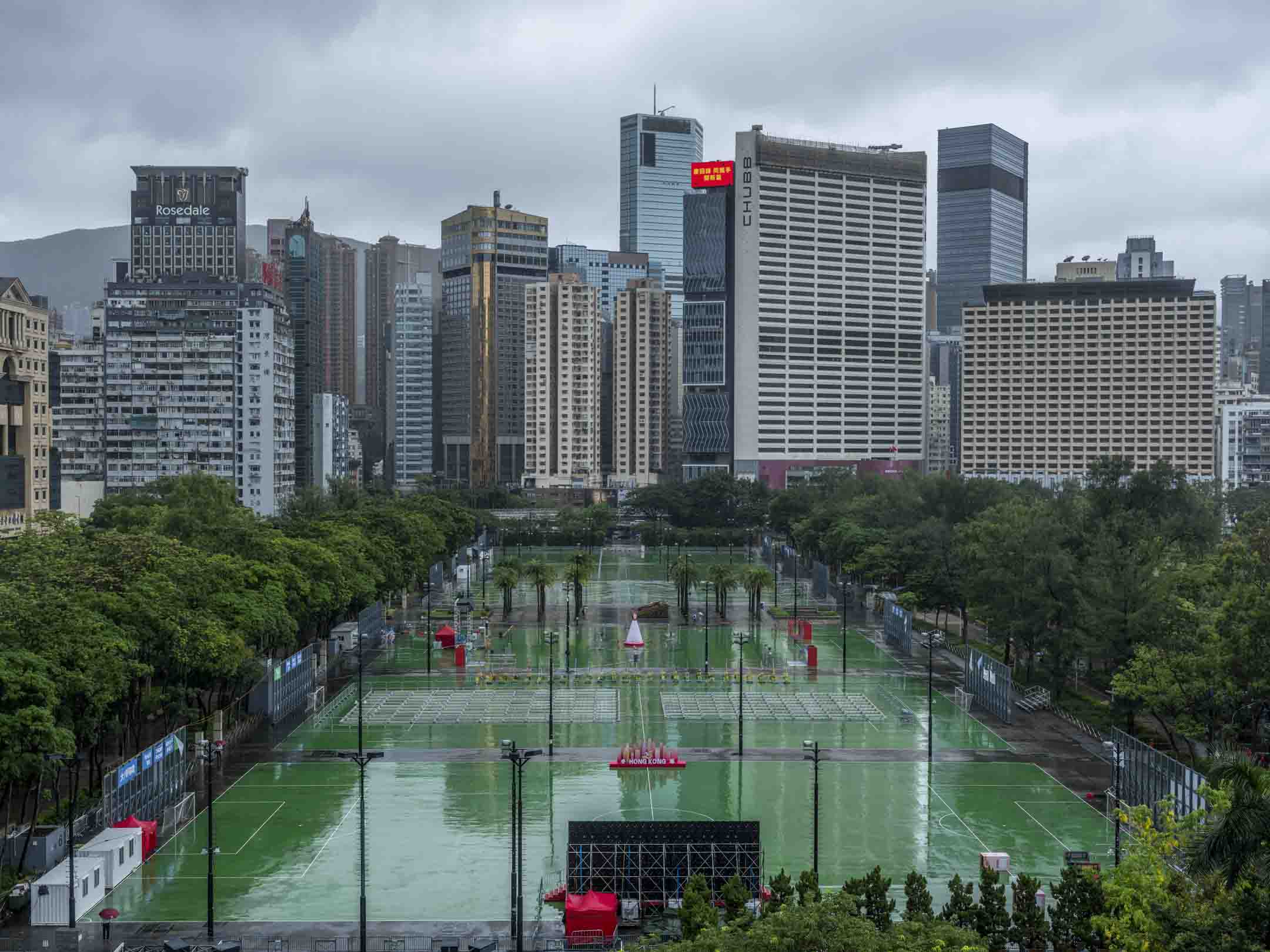 2022年7月1日,香港维多利亚公园的庆回归活动于三号风球下暂停。