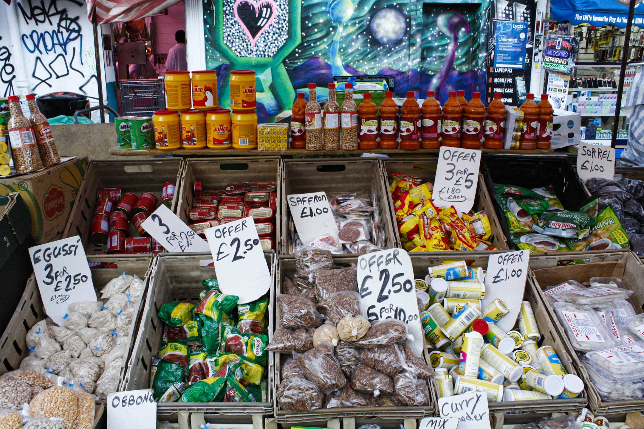 位於道斯頓的瑞德里路市場(Ridley Road Market)。