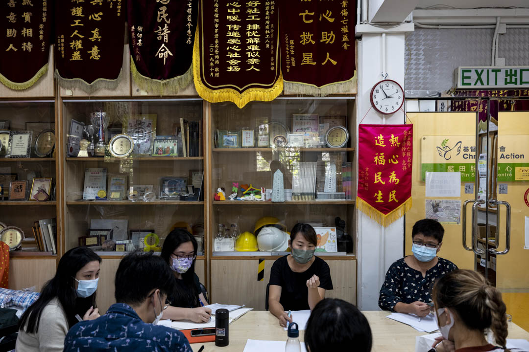 工業傷亡權益會總幹事蕭倩文與同事開會。