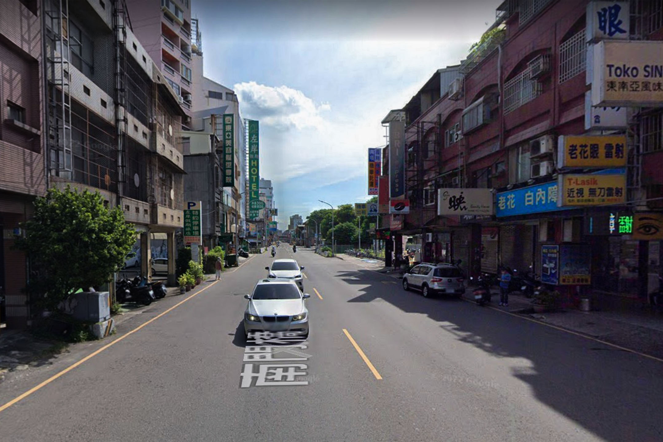 新竹市中華路二段。台灣市區道路經常有車道過寬、路肩空間曖昧不明的問題,除了無法有效規範行車動線、增加風險之外,也容易導致違規停車。