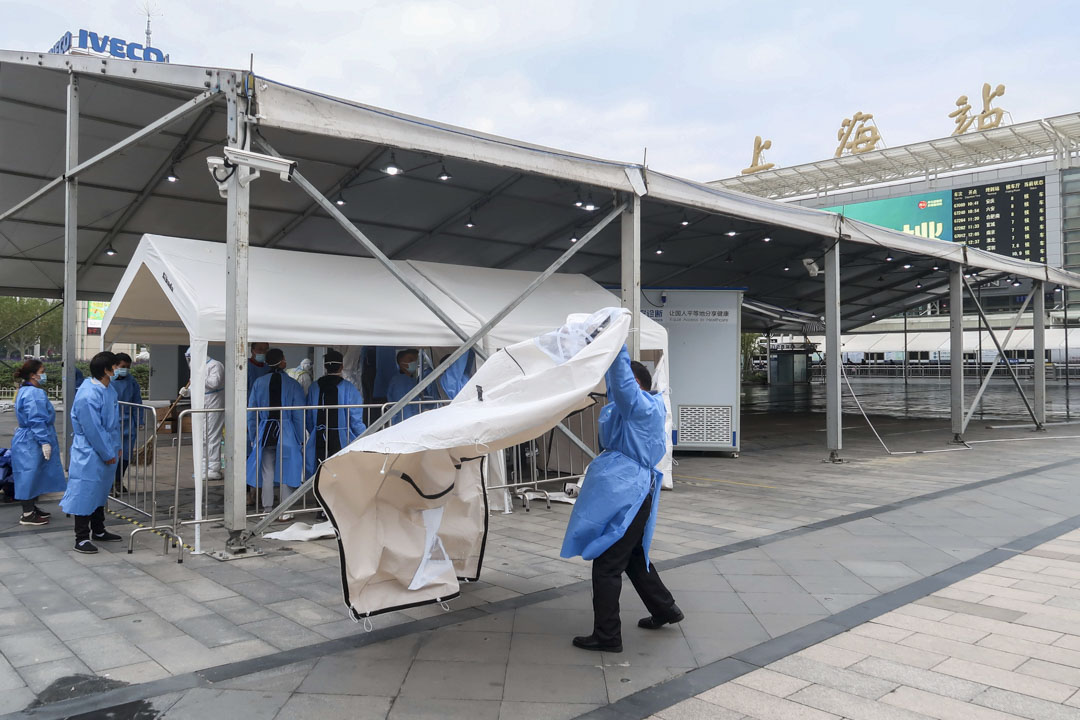 2022年12月8日,中國上海,工作人員拆除上海火車站的核酸檢測區域。