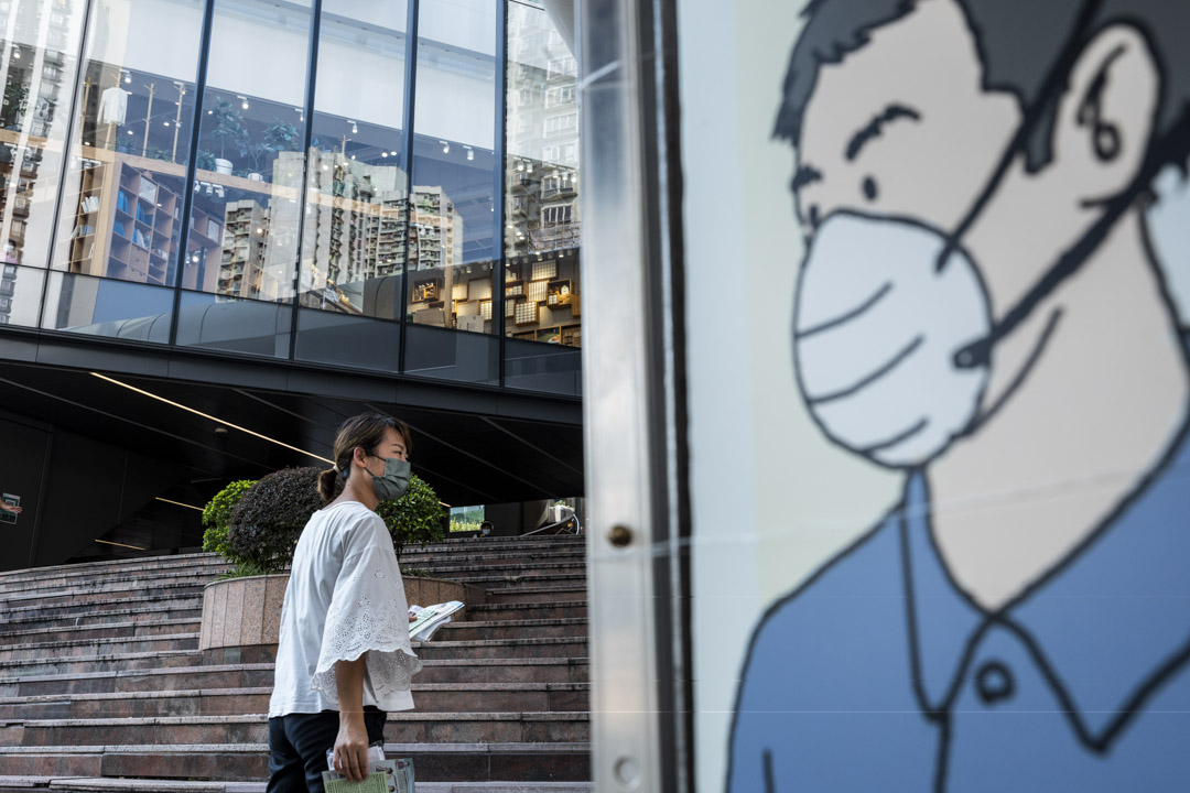 蕭倩文與工友們在葵芳擺街展,向途人派傳單宣傳工業安全。