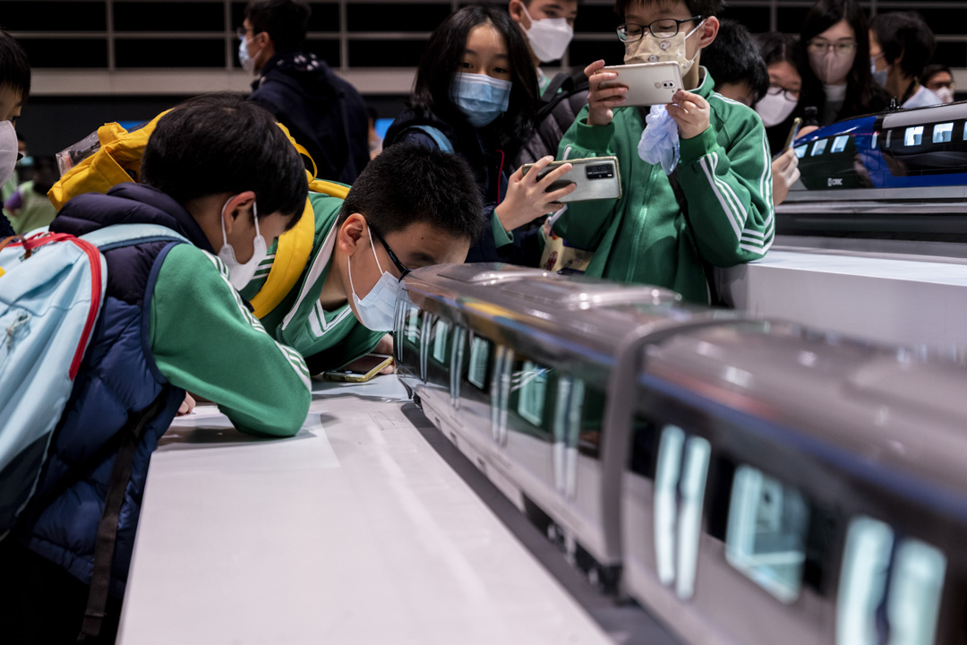 2022年12月6日,小學生在創科博覽 2022會場欣賞中國內地高鐵模型。