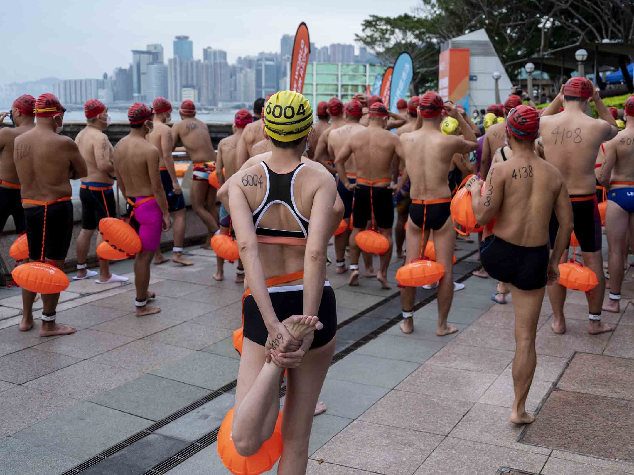 2022年10月23日,维港渡海泳在湾仔金紫荆广场外的海旁出发。