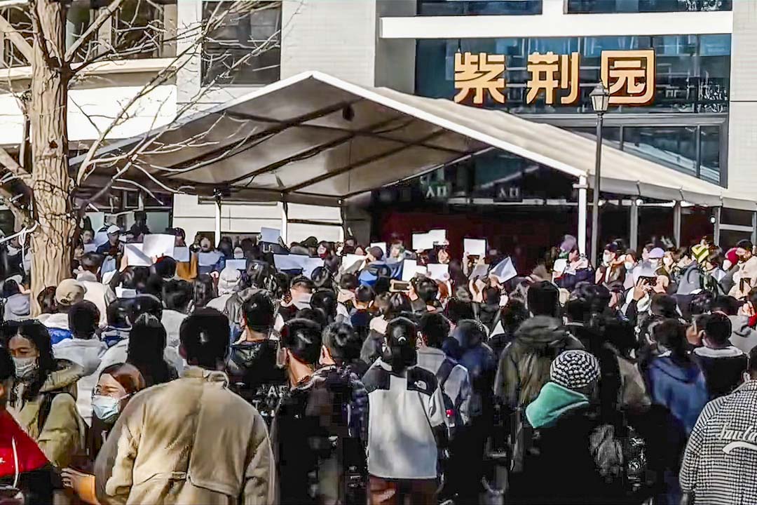2022年11月27日中午,清华大园数百名学生加入最近的抗议潮,现场齐声高呼“民主法治、表达自由”。
