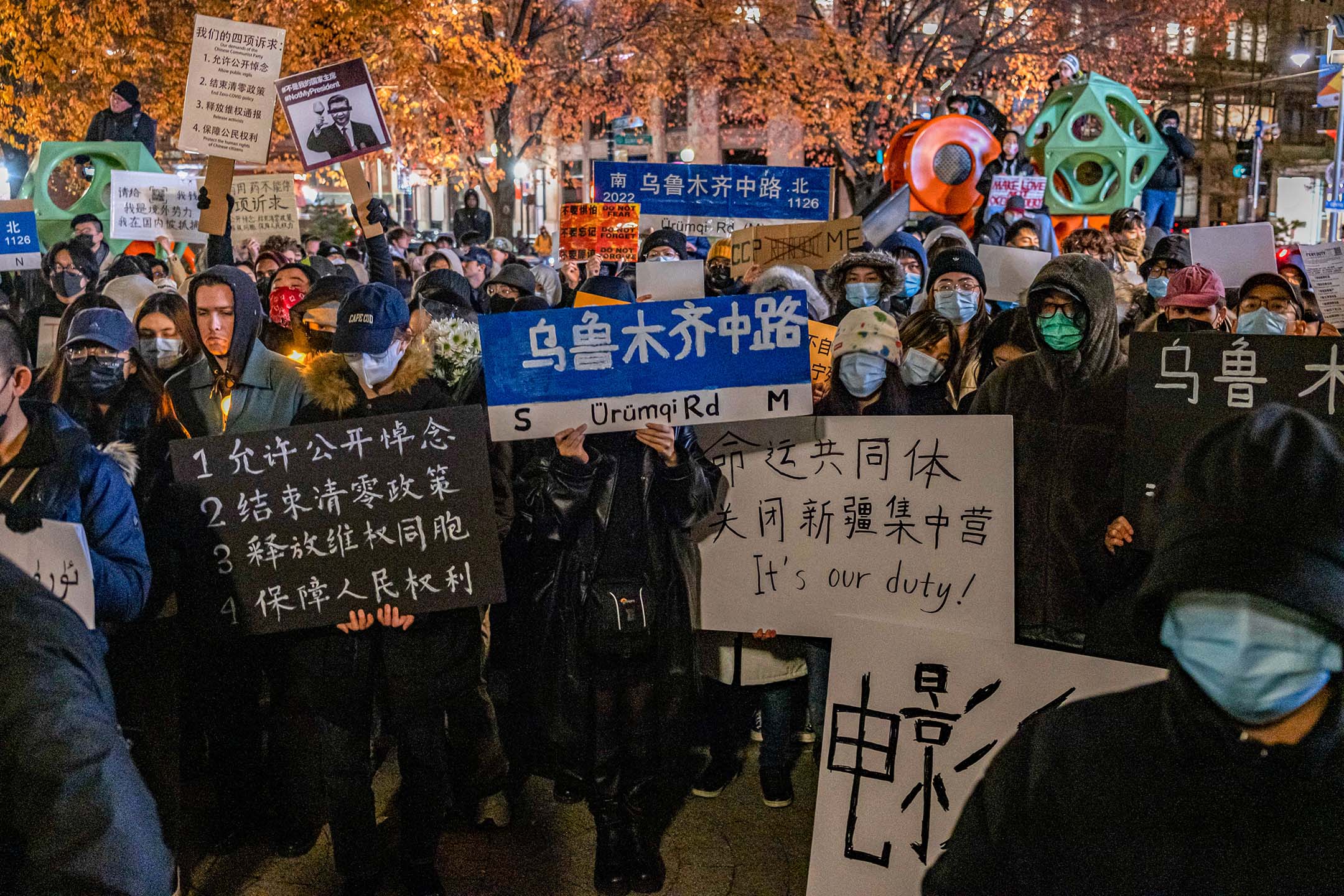 2022年12月2日,超過四百人參加了在波士頓唐人街舉行的燭光守夜活動,以抗議中國的清零政策,並紀念烏魯木齊火災中的遇難者。