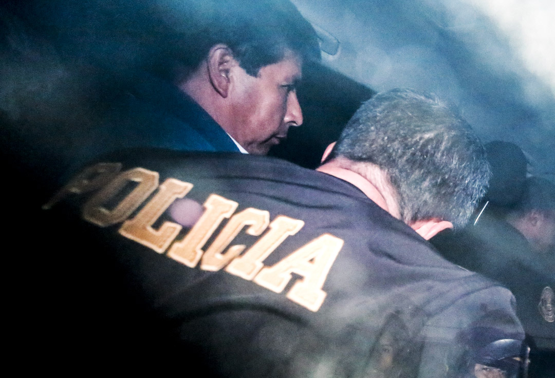2022年12月7日,秘鲁被罢免的总统卡斯蒂略(Pedro Castilo) 在警察的陪同下被关押在警局。