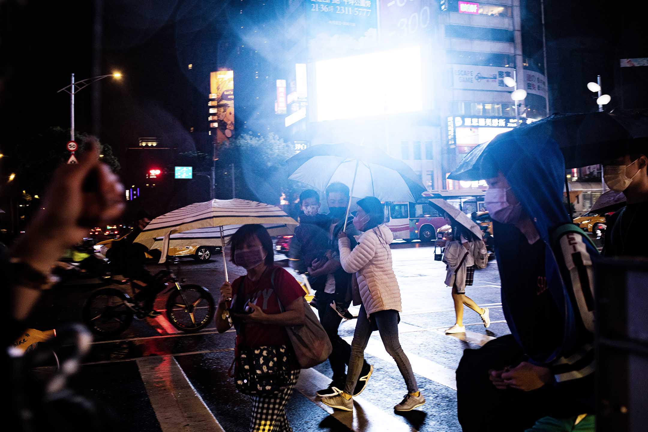 2022年10月22日,台北,市民在雨中橫過馬路。