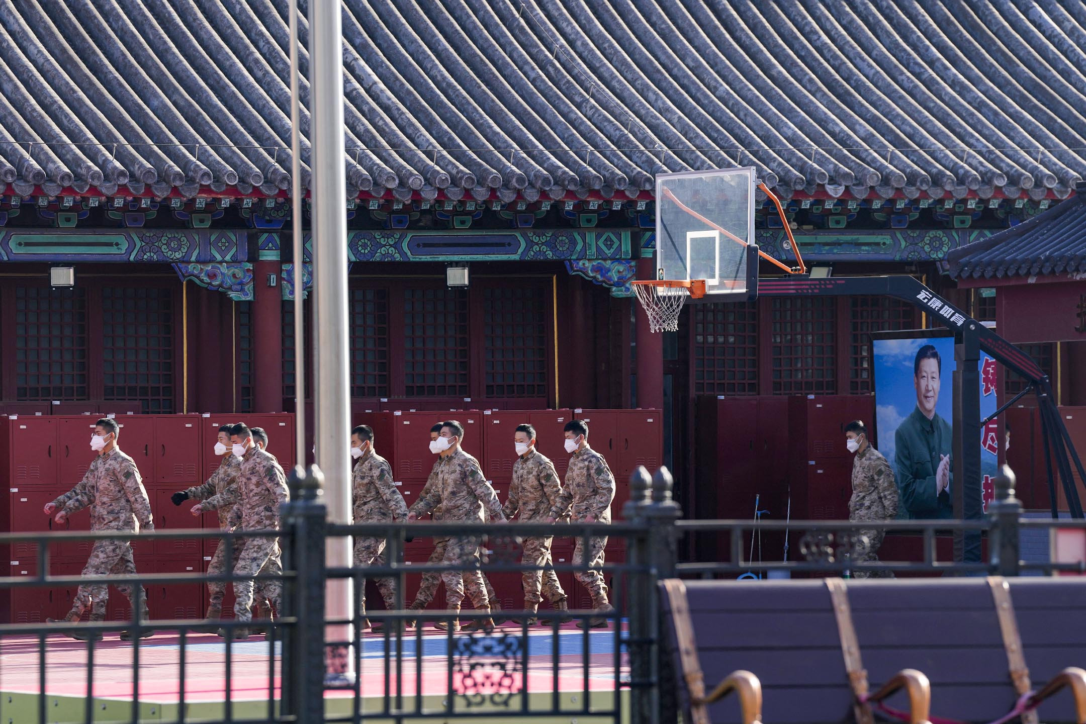 2022年12月14日,北京紫禁城附近軍營外掛著中國國家主席習近平的照片。