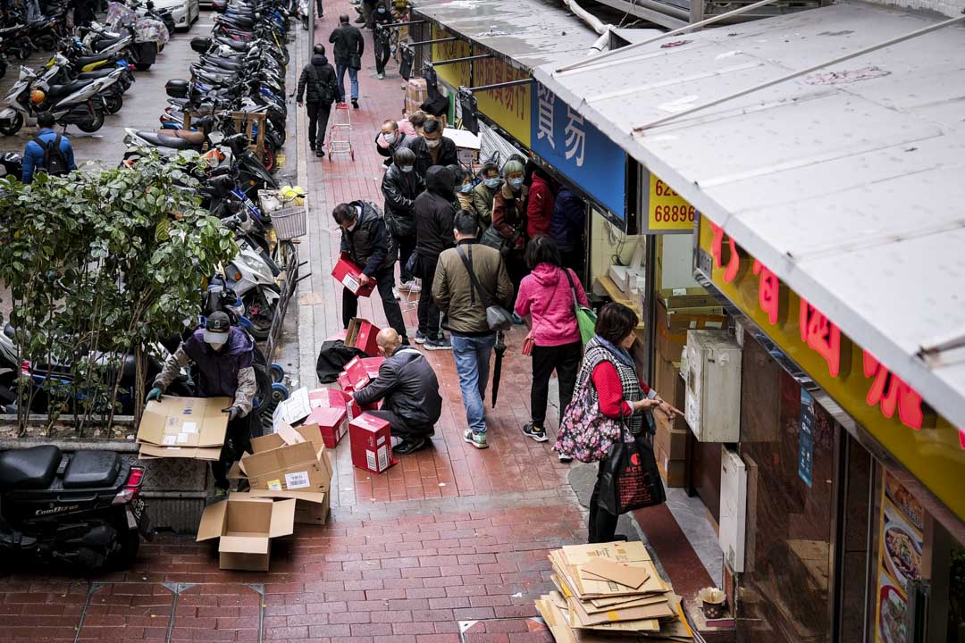 水貨客在貿易行外四處比價,買好化妝品或煙酒後便一路穿梭到拱北交貨。