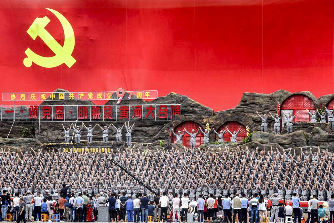 2018年6月29日,中国陕西延安黄河壶口瀑布风景区,身著红军制服的参与者表演“黄河大合唱”,以庆祝即将到来的中国共产党成立97周年。