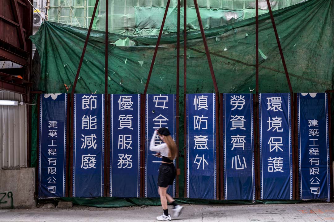 尖沙咀一個地盤外有關於工業安全的標語。