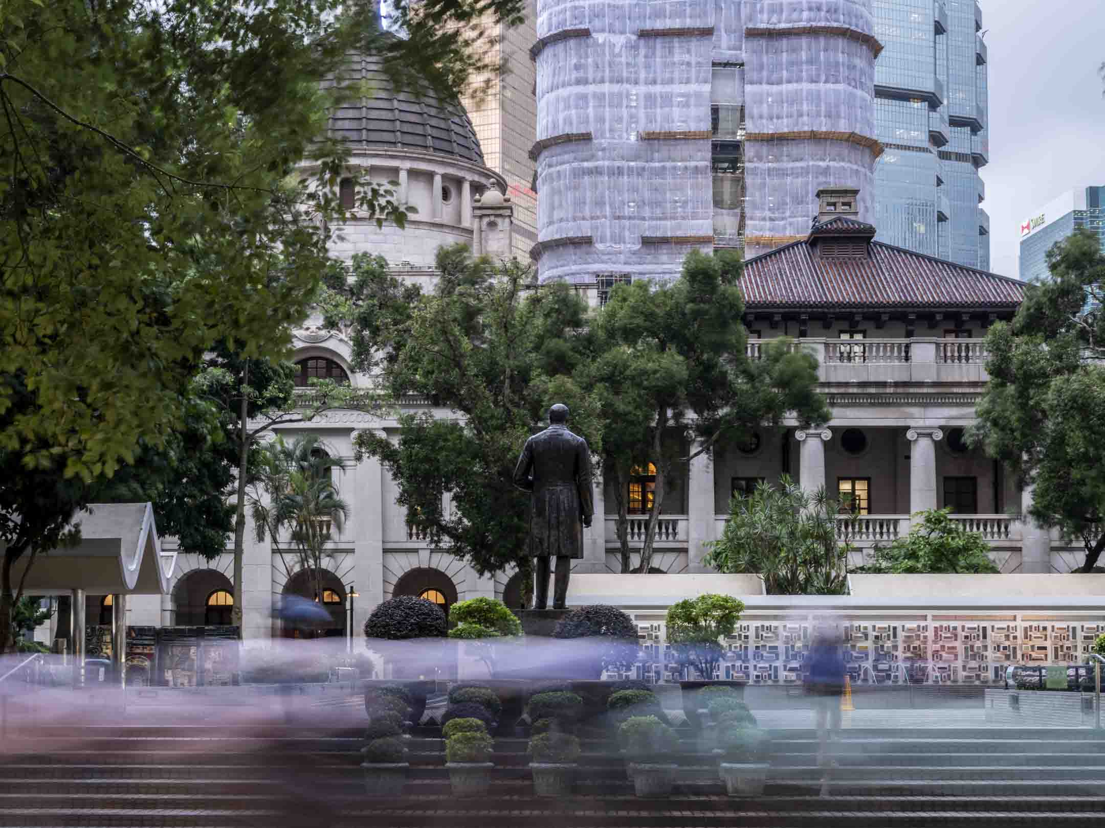 2022年6月15日,中环皇后像广场的昃臣爵士铜像,背后则是香港终审法院。