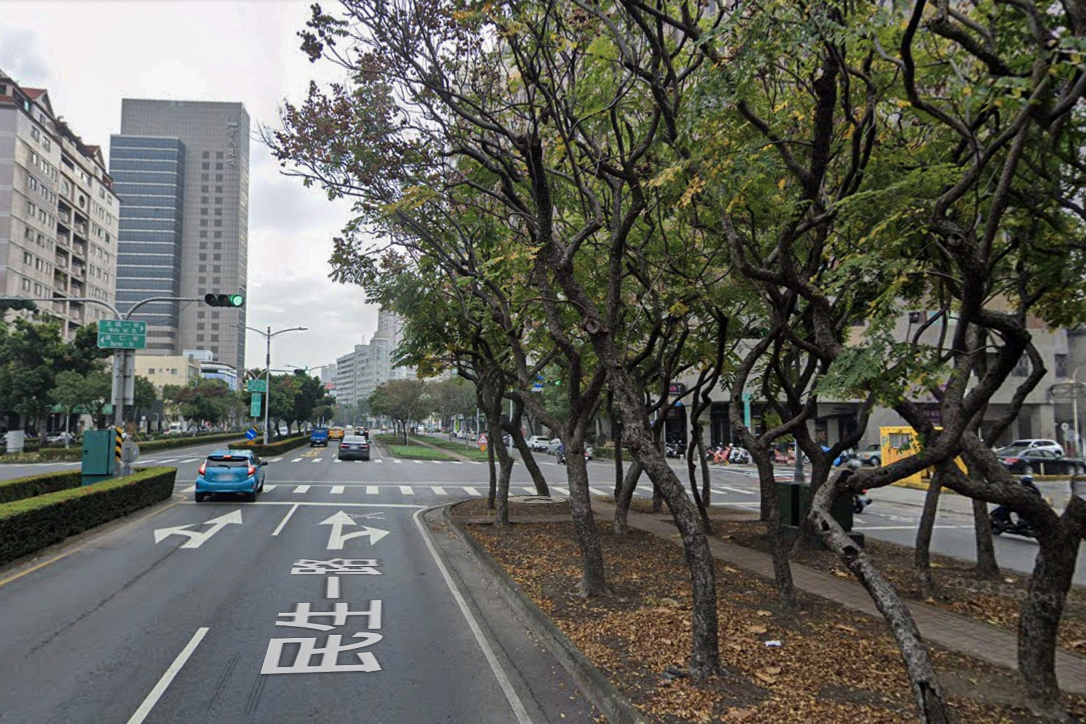 高雄市民生一路,快車道上的車輛可以直接右轉。