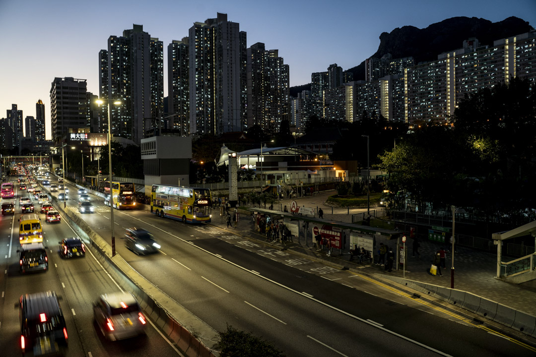2022年3月8日,香港,黃大仙的住宅區燈火通明。