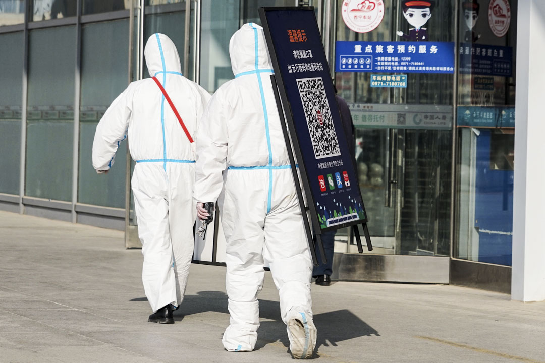 2022年12月8日,中國青海西寧市,工作人員在西寧火車站拆除二維碼標誌並拿走。