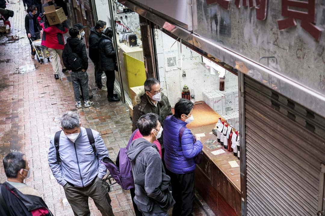 水貨客在貿易行外四處比價,買好化妝品或煙酒後便一路穿梭到拱北交貨。