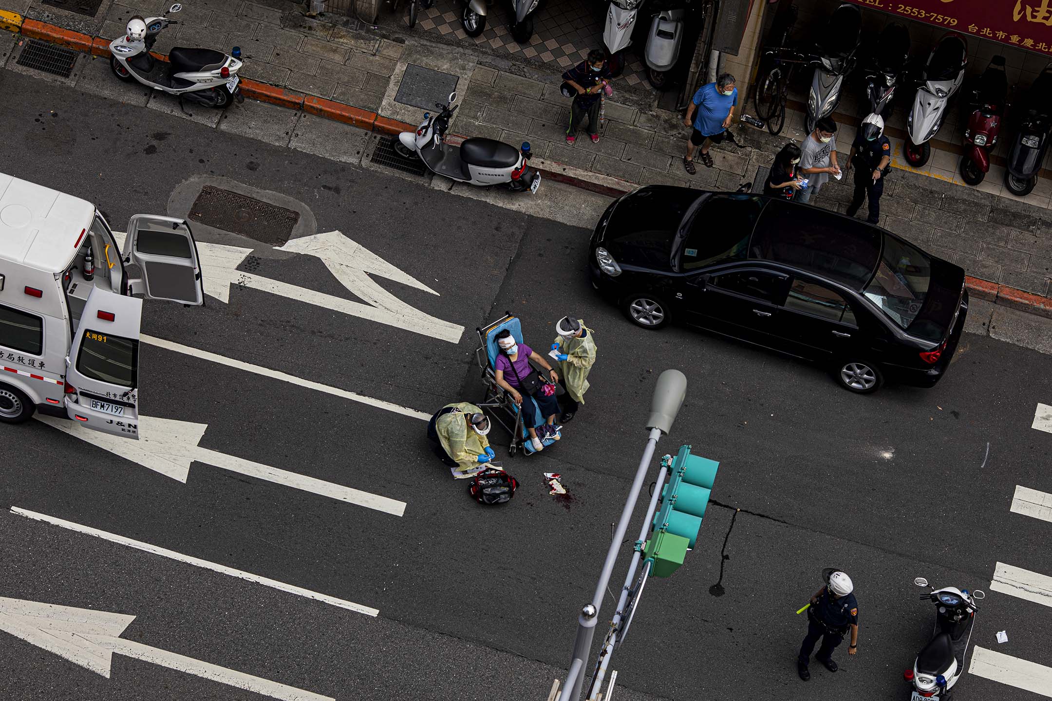 2021年8月21日,台北,一名市民被車撞傷,救護人員為她急救。