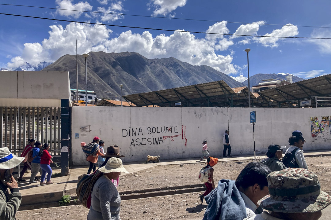2022年12月14日,数百位工人、农民和原住民在安地斯山区乌鲁班巴(Urubamba)游行示威,队伍行经一道墙,墙上的涂鸦控诉著12月7日才上任的总统博卢阿特(Dina Boluate)是杀人犯。全国各地抗争烽火蔓延,已有至少27名抗争者死亡,数百人受伤。