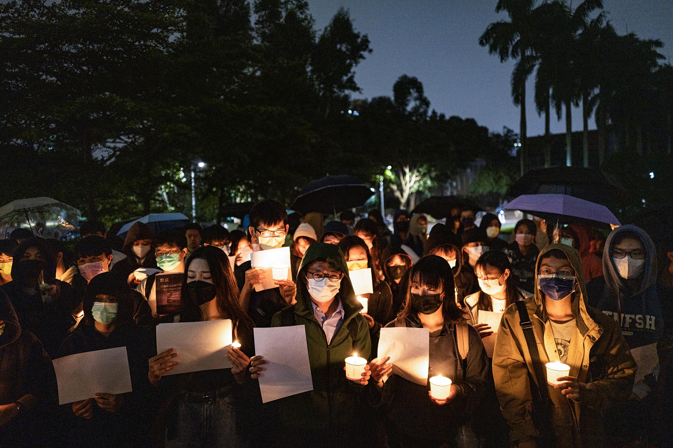 2022年11月30日,國立台灣大學,有學生組織舉行燭光悼念會,參與者手持燭光及白紙, 悼念烏魯木齊大火死難者,並聲援中國的示威活動。