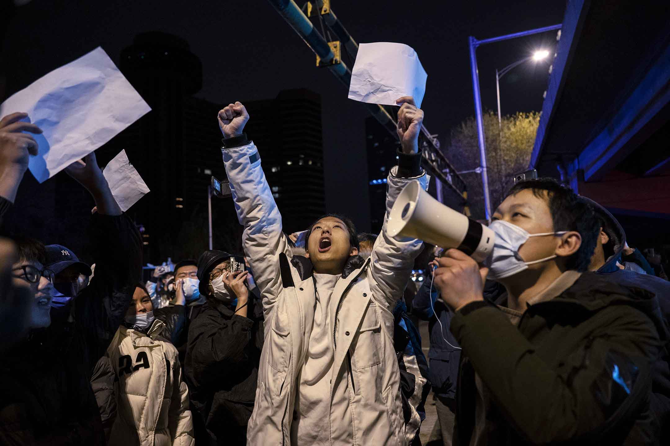 2022年11月28日,北京,示威者在抗议中国严格的清零措施时高喊口号。