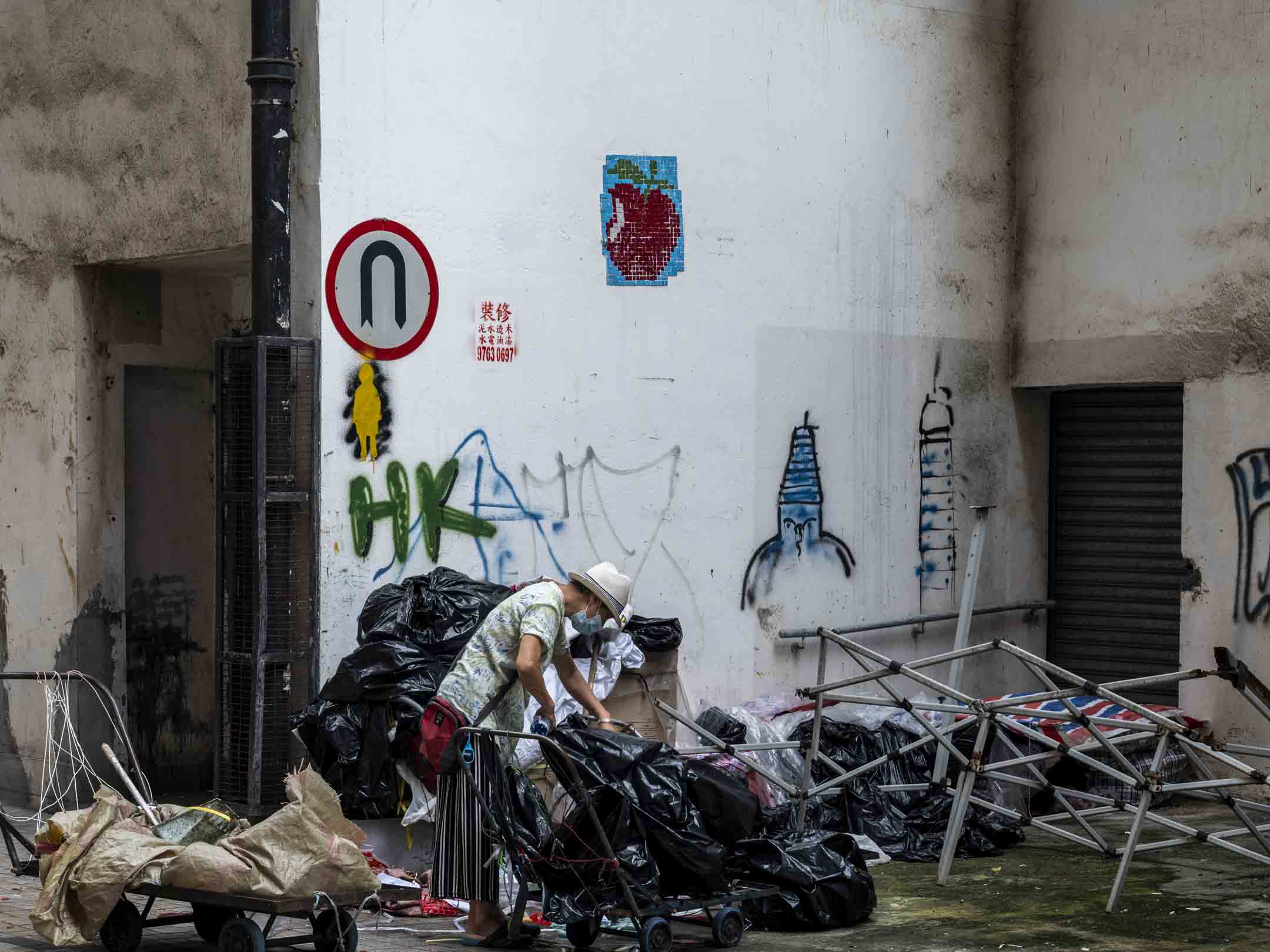2022年6月18日,香港街头的一幅墙上,涂鸦了《苹果日报》标志。