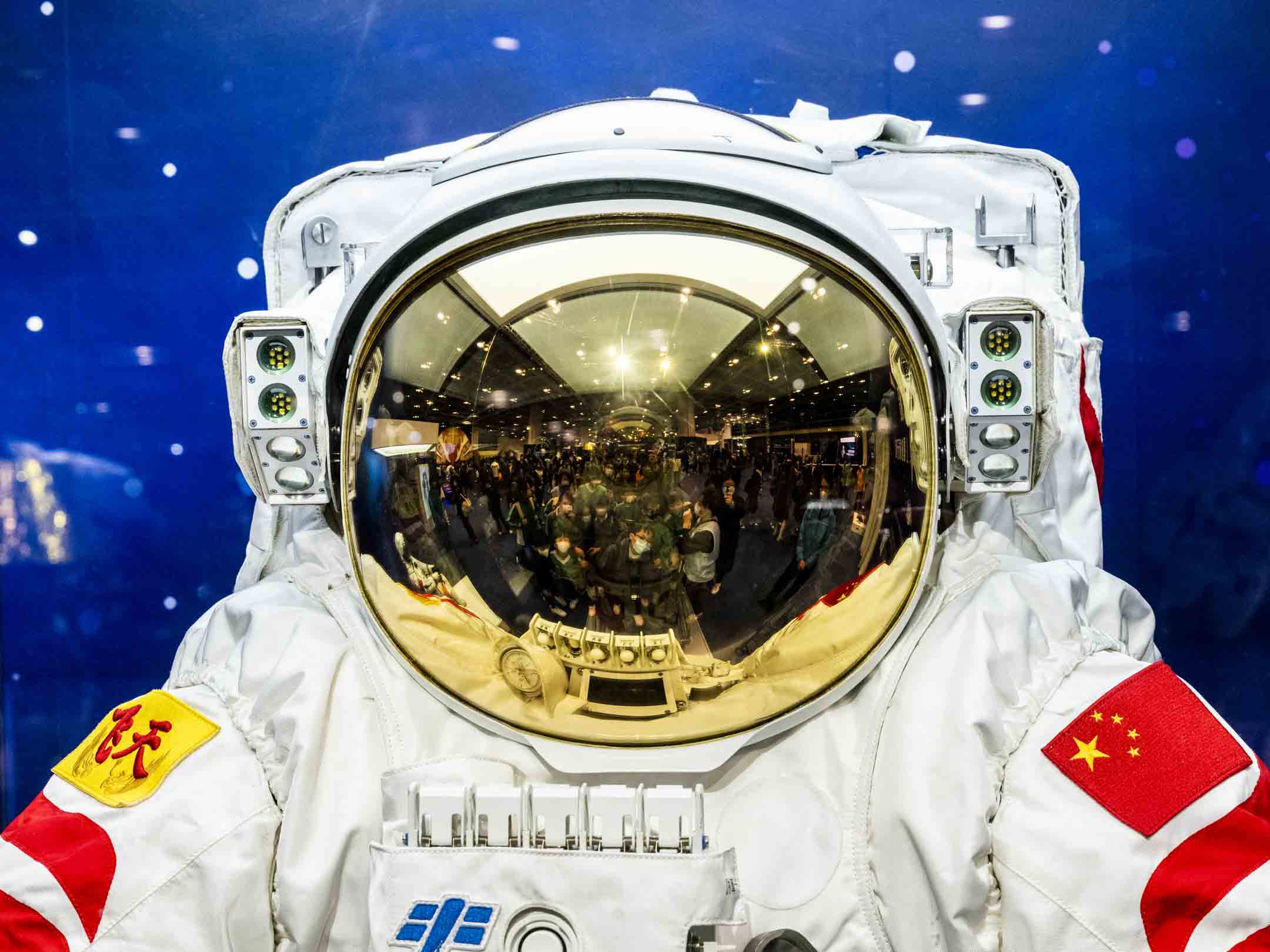 2022年12月6日,小学生在创科博览 2022会场欣赏中国太空人的模型。