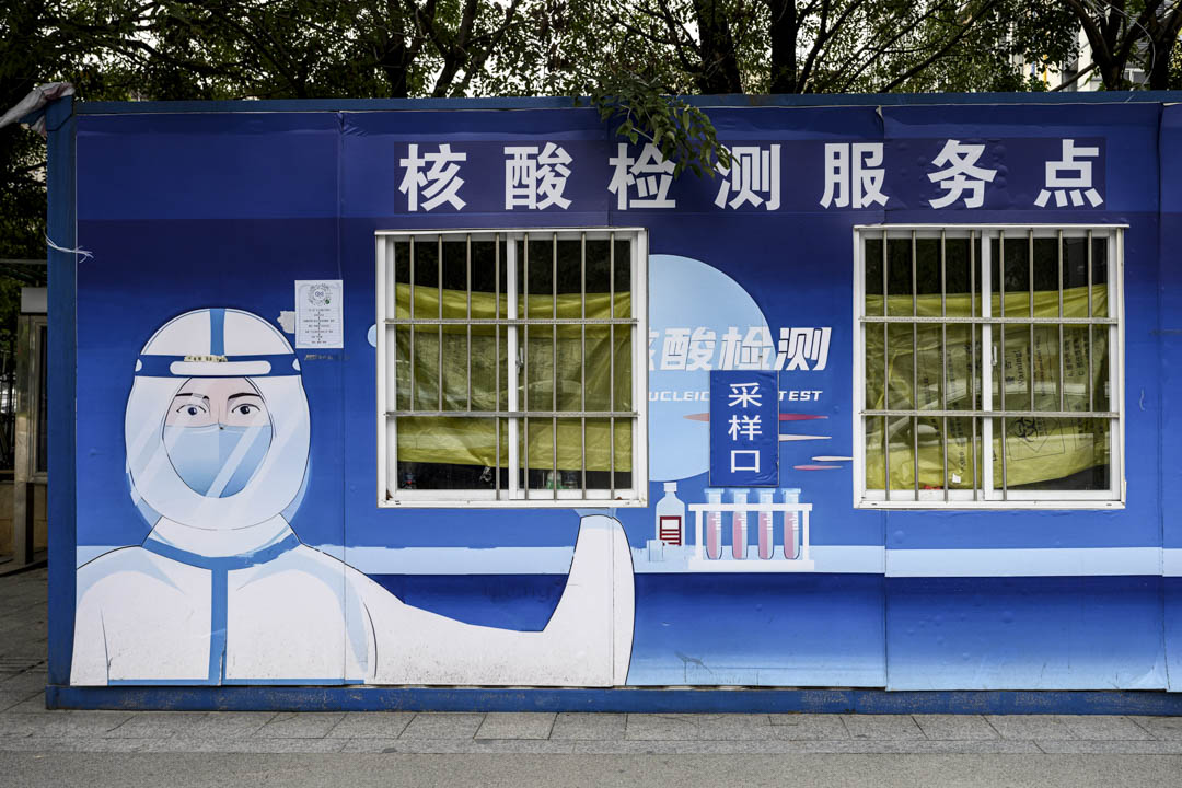 2022年12月7日,中國廣州,一個剛停用的核酸採樣工作站。
