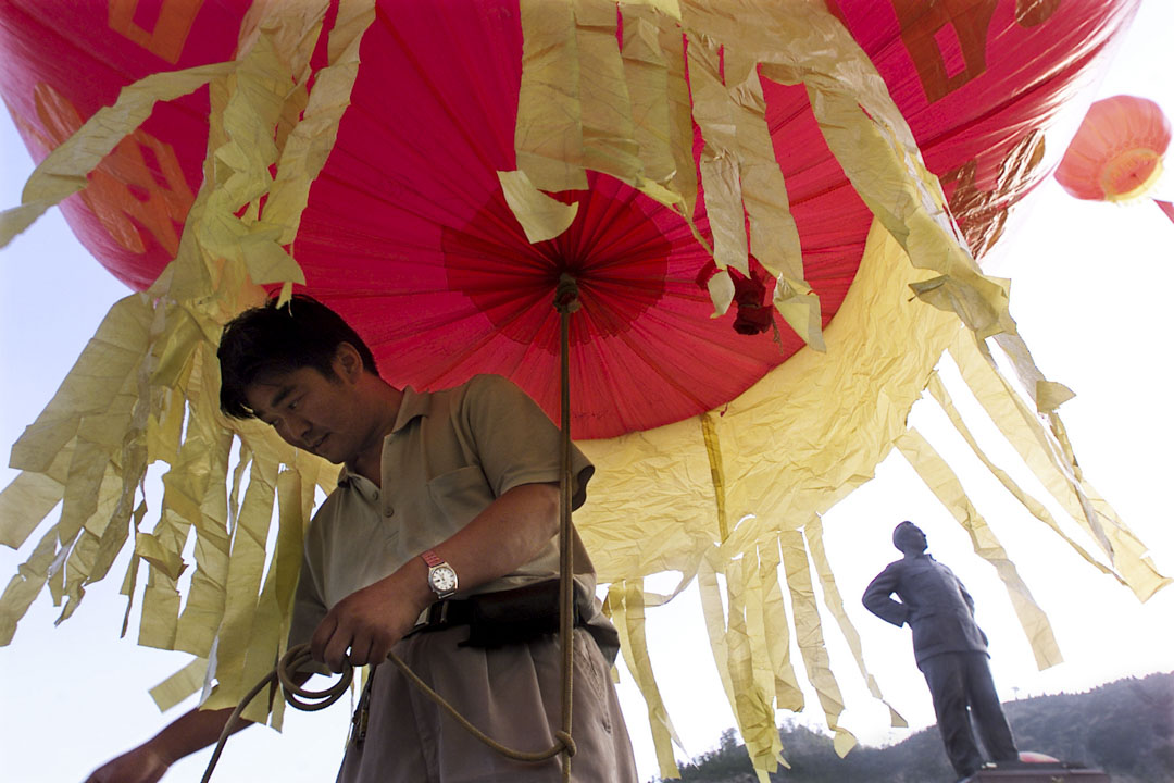 2001年6月21日,中国陕西延安,延安革命博物馆前一名工人正在准备庆祝中国共产党成立 80 周年的布置。