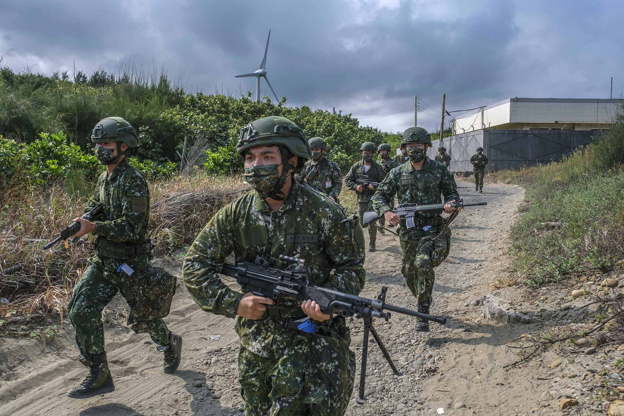 2022年7月26日,苗栗,漢光演習期間,士兵在海邊演練。