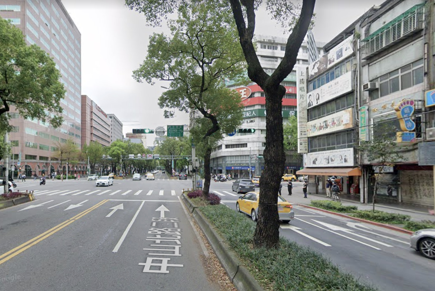 台北市中山北路,分隔島左側的快車道上不得直接右轉;右轉車輛必須提早切入慢車道。