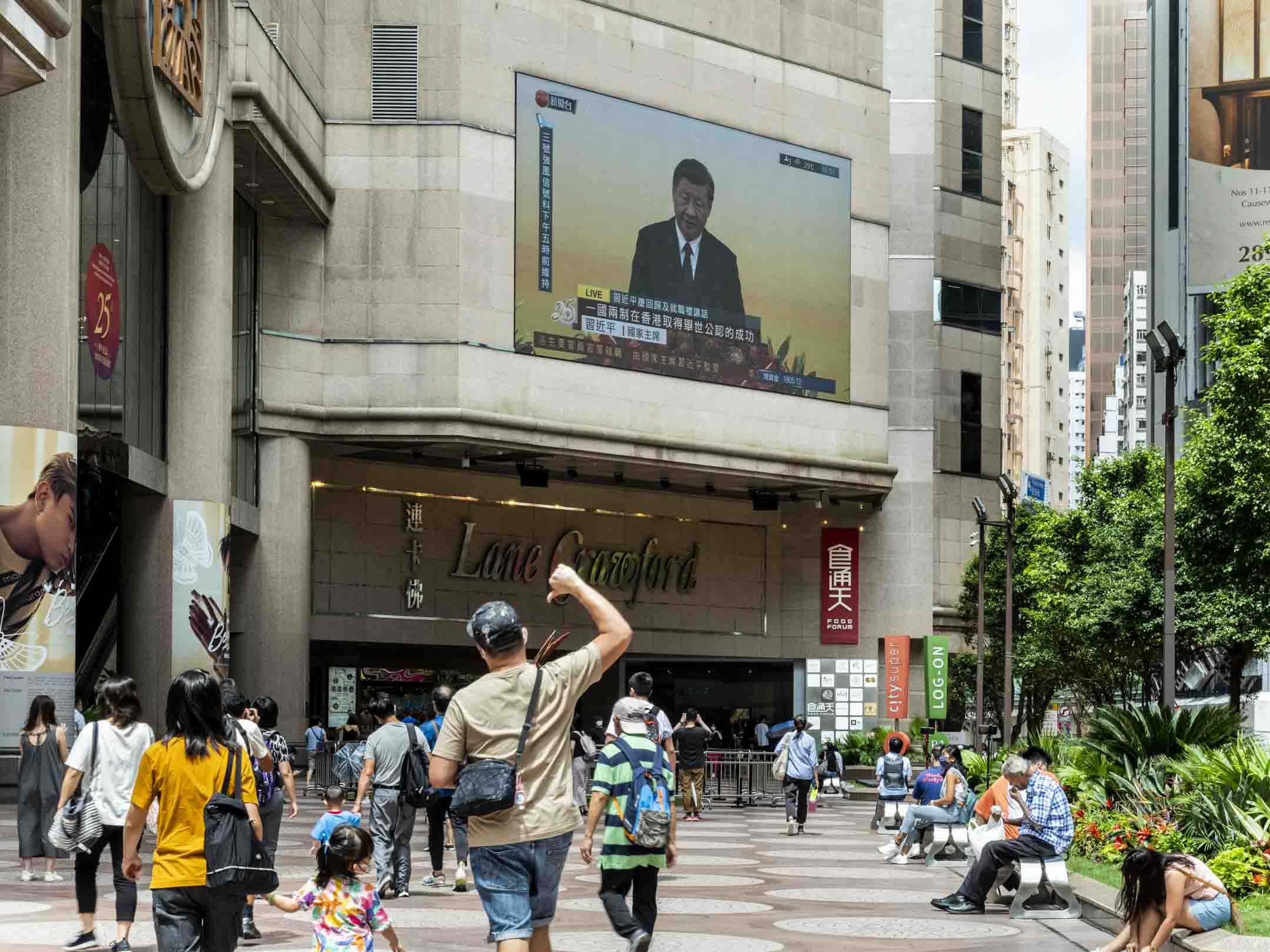 2022年7月1日,时代广场大电视全程直播国家主席习近平于回归25周年的演讲。