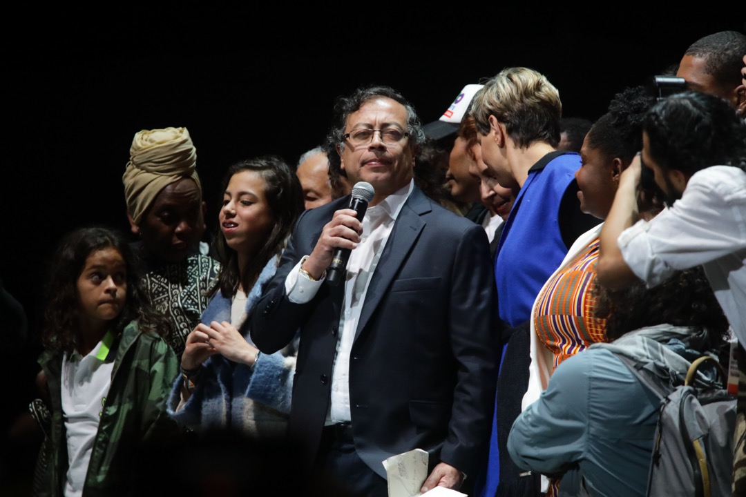 2022年6月19日，哥倫比亞首都波哥大，大選投票結束，貝德羅（Gustavo Petro，中）在選舉集會上宣布當選，成為哥倫比亞七十年現代史上第一任的左翼總統。