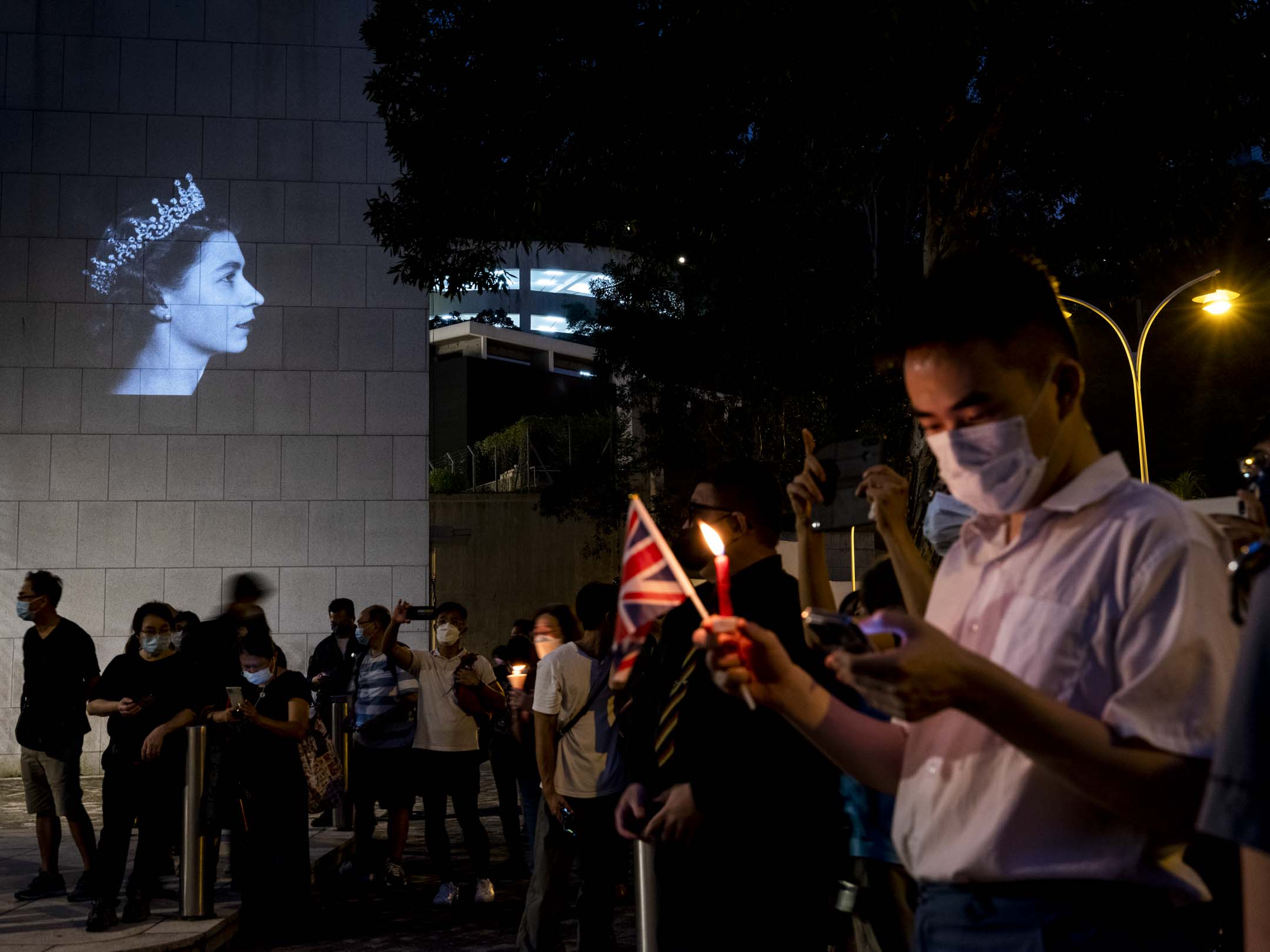 2022年9月19日,民众到英国驻香港总领事馆外献花悼念英女王伊莉莎白二世逝世。