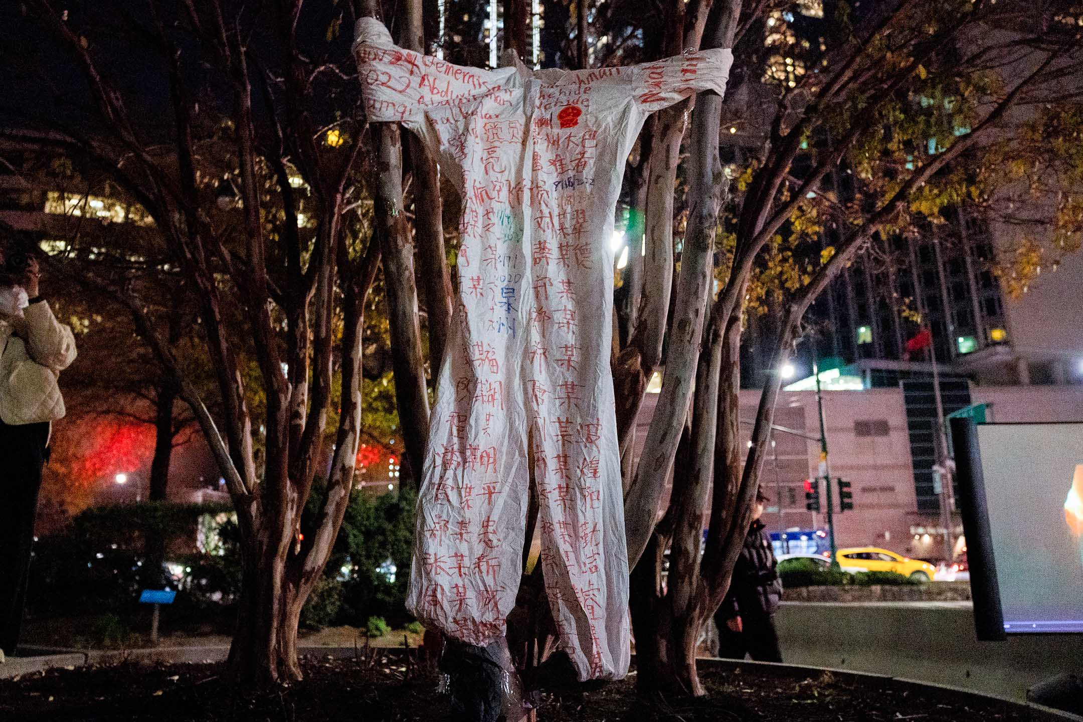 2022年11月29日,紐約,中國駐美國領事館附近,人們參加反中國政府的示威,並悼念烏魯木齊火災死難者。