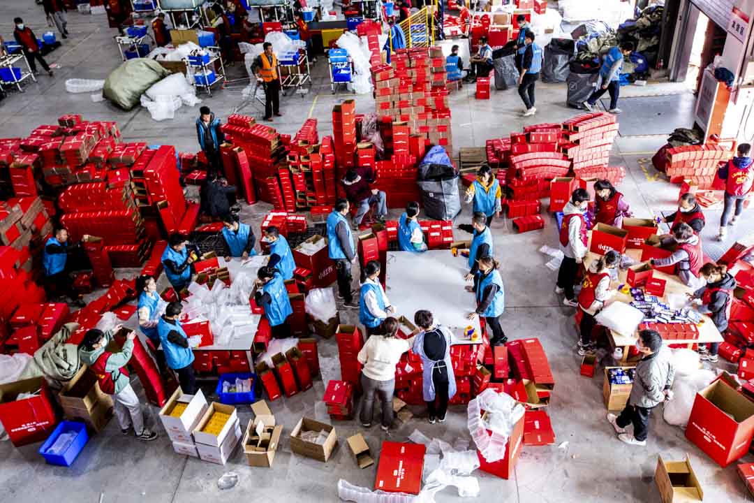 2021年11月11日,中国浙江金华市,物流基地员工在双十一购物节期间包装小红书商品。