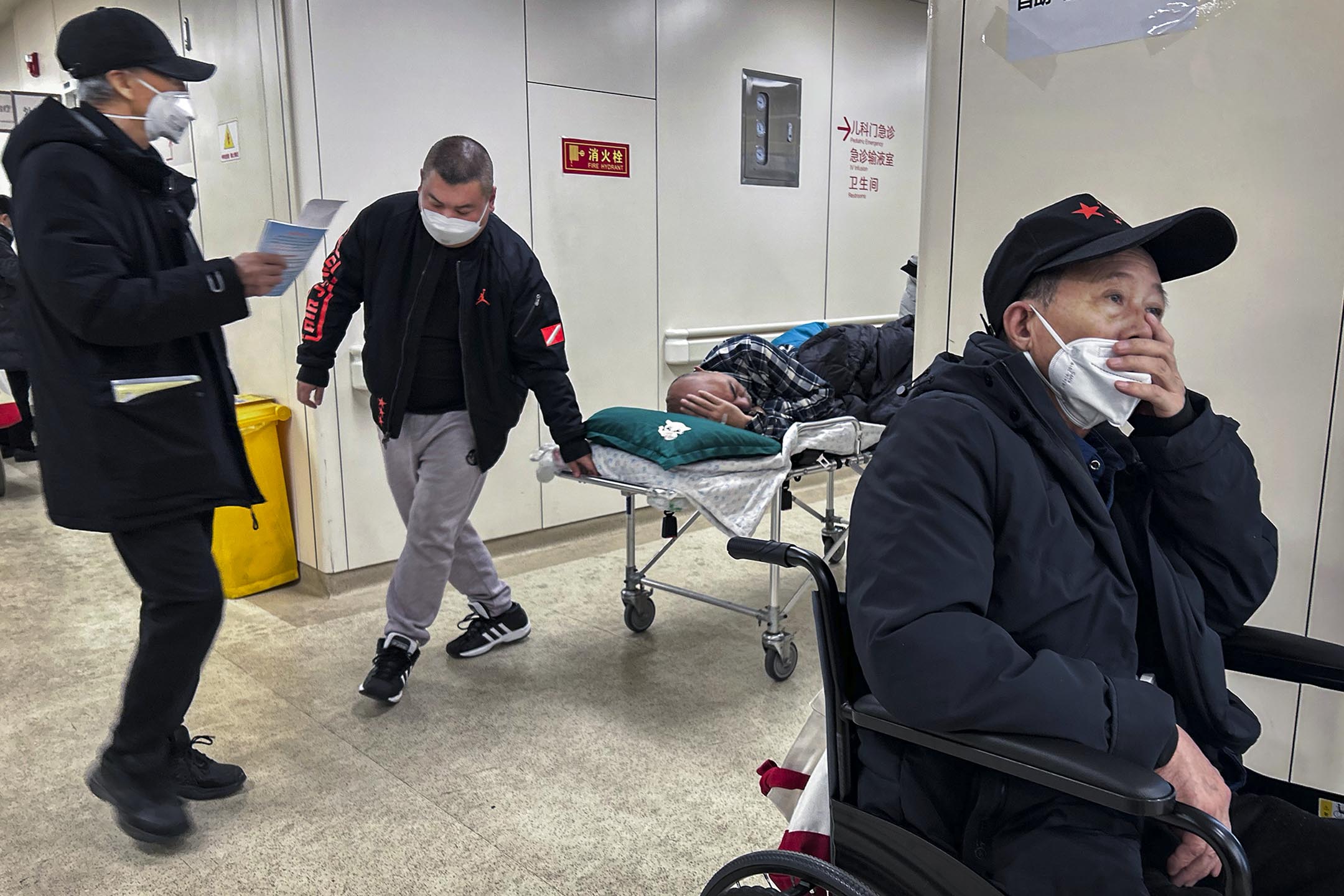 2023年1月2日,北京一家醫院的急診室,一名患者躺在輪床上。