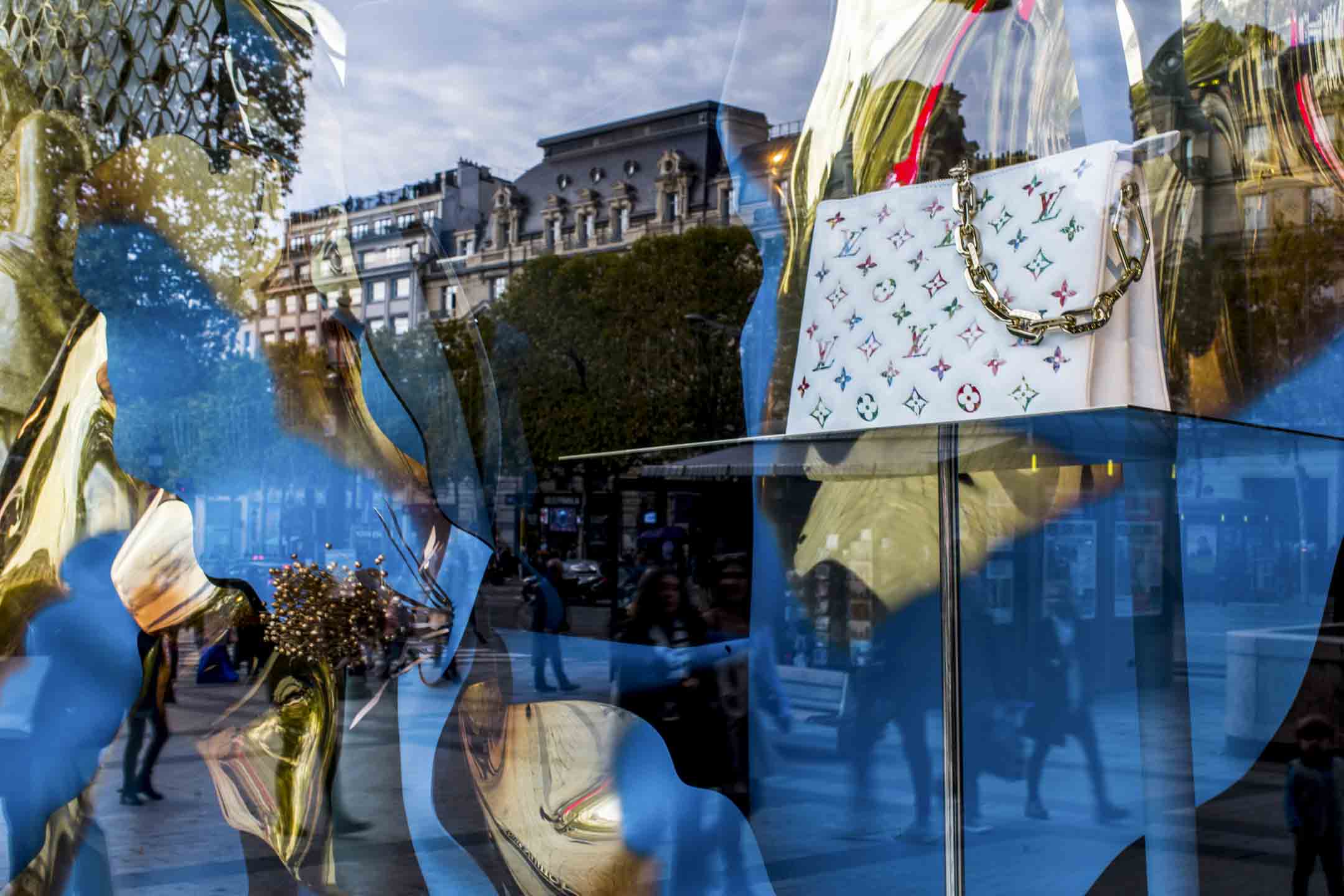 2022年10月16日,法國巴黎香榭麗舍大街,奢侈品牌路易·威登(Louis Vuitton)櫥窗裡的手袋。