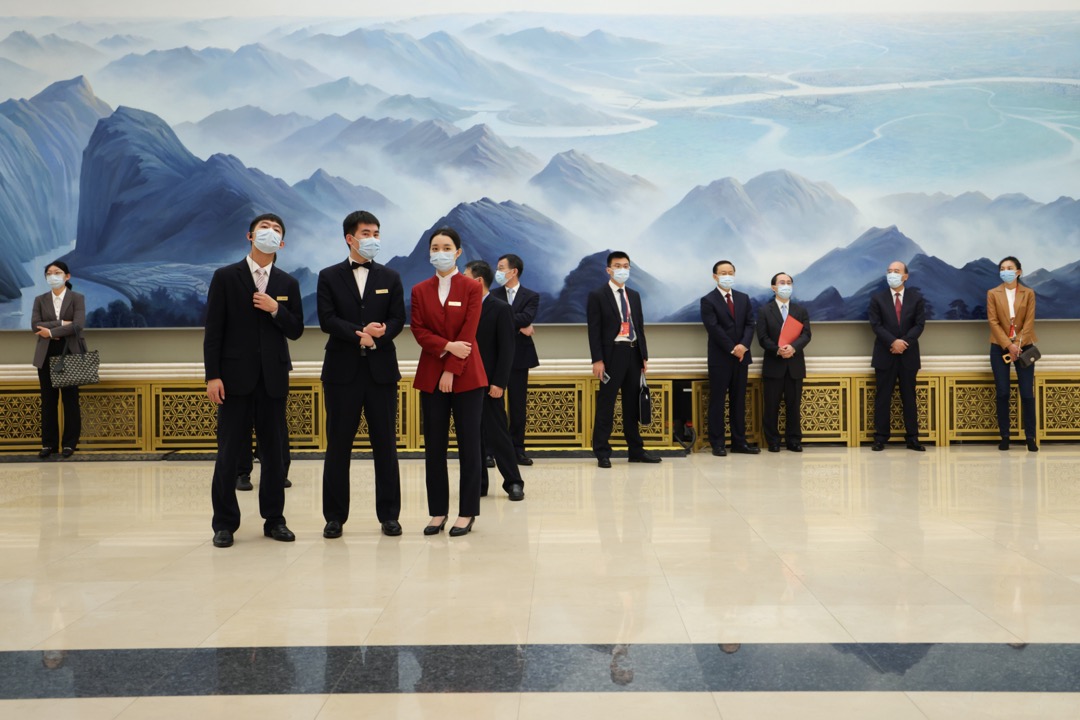 2022年10月23日,中國北京人民大會堂,工作人員在等候新一屆中共中央政治局常委會見傳媒。