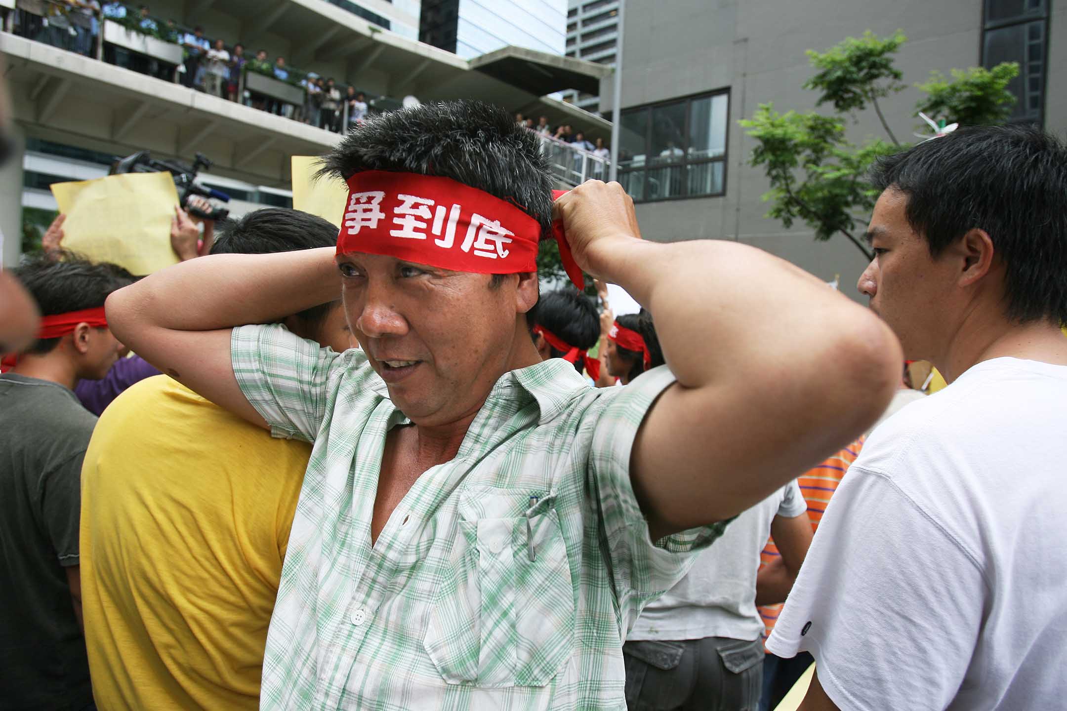 2007年9月3日,香港,紮鐵工人從海港大廈遊行到長實集團總部靜坐抗議。