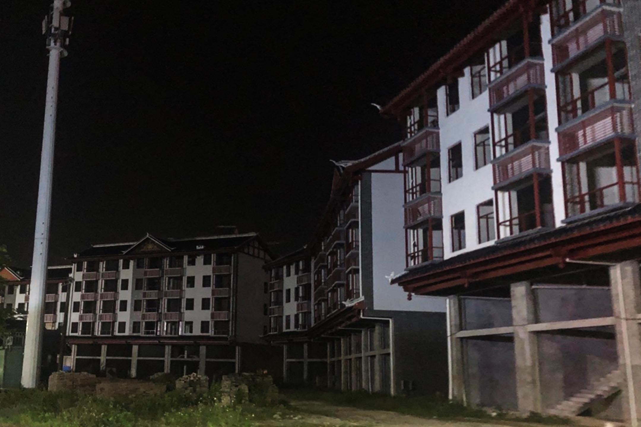 已经竣工的“金山城”楼盘却有价无市,大量闲置。