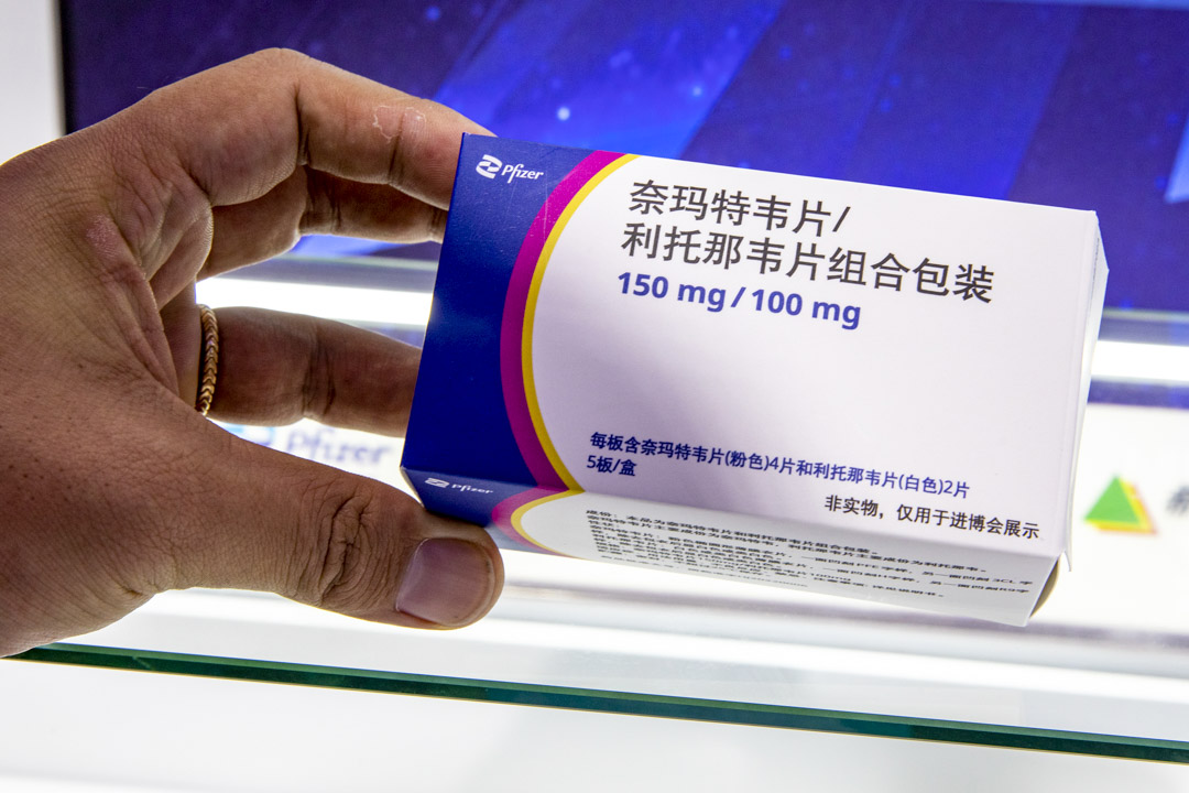 輝瑞在2021年末研發出全球首款covid特效藥Paxlovid,是口服小分子藥物,每次服用一顆100毫克白色的利托那韋(Ritonavir)和兩顆150毫克淡粉色奈瑪特韋(Nirmatrelvir)藥片。