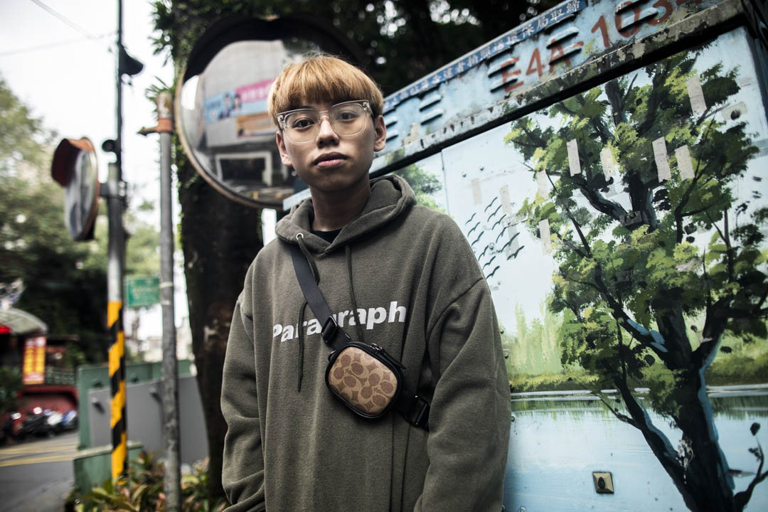 Su顶著一头染色的黄发、喜欢街头潮流穿搭风格,会用抖音的plugin-in(外挂工具)中“醒图”和“剪映”的功能编修穿搭照和剪辑影片。